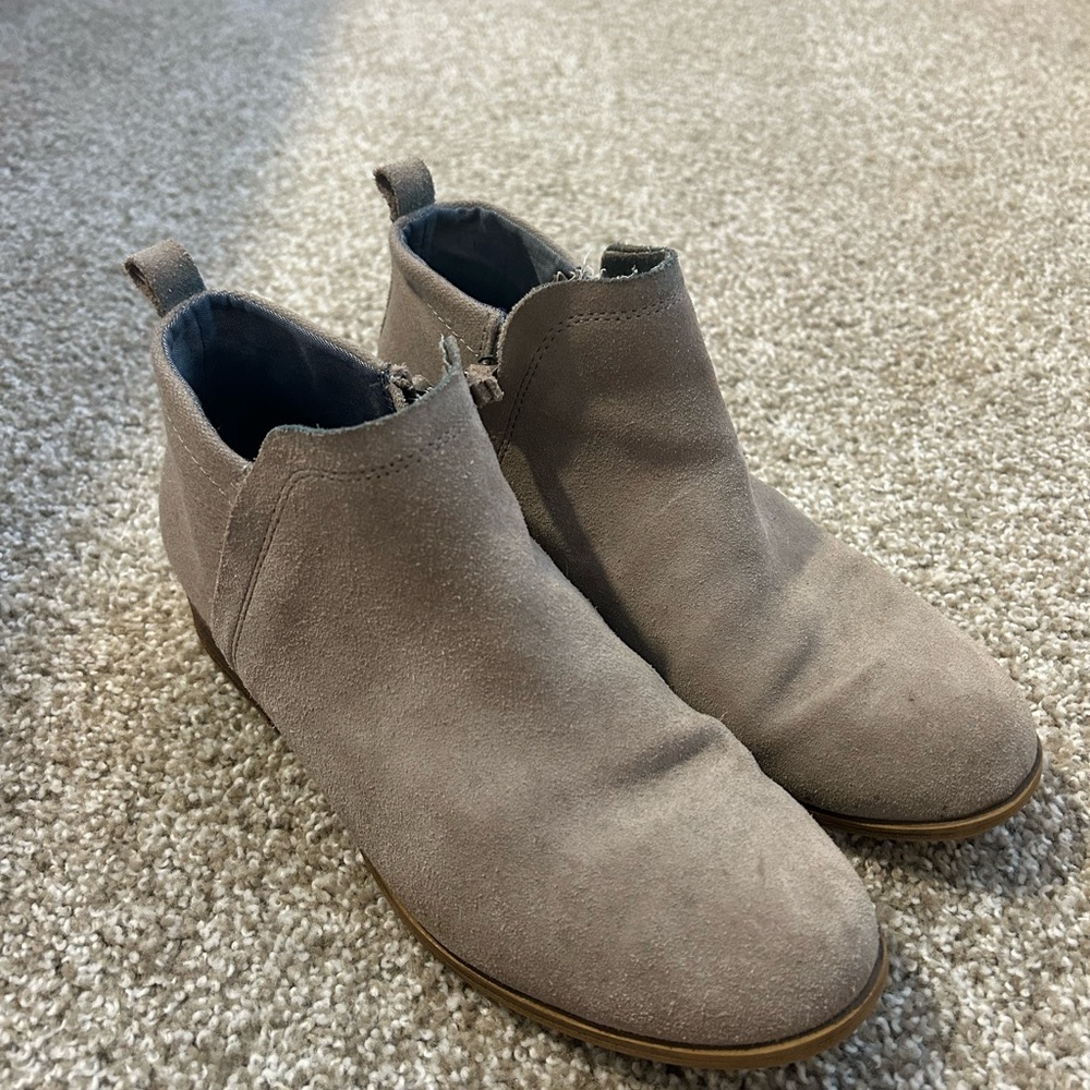 Tom’s ankle booties size 8.5